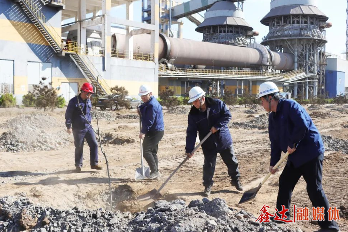 春風(fēng)催新綠！鑫達(dá)原料廠開展植樹活動，厚植綠色發(fā)展底韻！