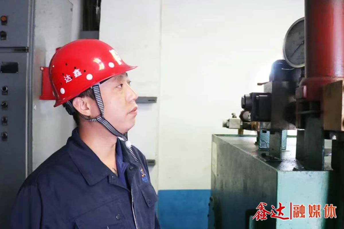 鑫達故事丨沈征：胸藏浩氣馭風勢，汗浸青衫鑄鐵魂！